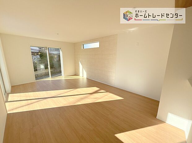 【リビング】複数の方角から部屋へ日光を採り入れることができるため、一日を通して陽当たりが良く部屋が明るくなります。今の時代に欠かせない換気も良好です!