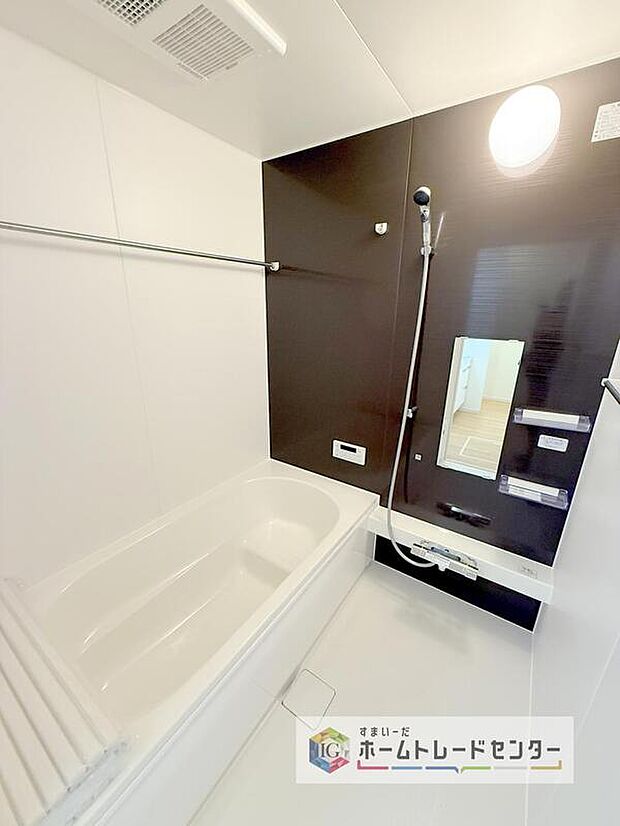 【【浴室】】一坪タイプのユニットバスは、足をしっかりと延ばして一日の疲れを癒すことが可能です。浴室暖房乾燥機も完備しておりますので、カビの心配が無いのはもちろん、雨の日のお洗濯物はお風呂で乾かせます。