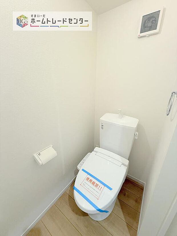 【【トイレ】】暖房機能の付いた便座は冬の寒い日にはあって良かったと本当に思います。もちろん快適で清潔なシャワー機能は標準で備えています。スペースも広くとっているので普段のお掃除もしやすいトイレスペースです。