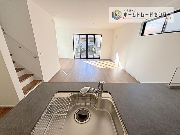 【キッチン】キッチンからリビングの視界です。家事をしていてもしっかりご家族とコミュニケーションをお取りいただけます。お片付けの当番になった方もこれでしっかりと話題の中に入っていけます。