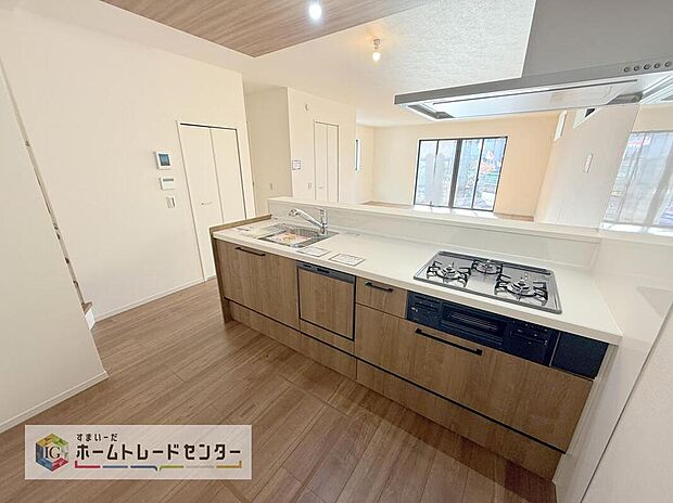 【キッチン】正面に壁がないため作業台からの景色があり、開放感があります。小さなお子様がいるご家庭では、お子様から目を離すことなく安心して料理することができます。