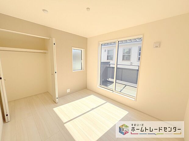 【洋室】日中は太陽の光で明るいため、照明を点ける必要がありません。冬場は暖かく過ごしやすいので暖房費が節約できます。観葉植物やベランダガーデニングが趣味の人にもおすすめです♪