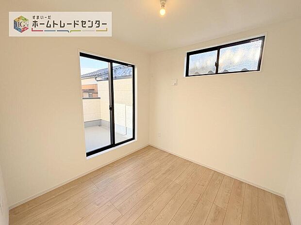 【リビング以外の居室】2階洋室です。このお部屋と隣室どちらからでもバルコニーは出入り可能です。バルコニーに面したお部屋を主寝室にしたのはいいけれど、お休みになってる方がいてお洗濯ものを干しに行けない、なんてことはありません