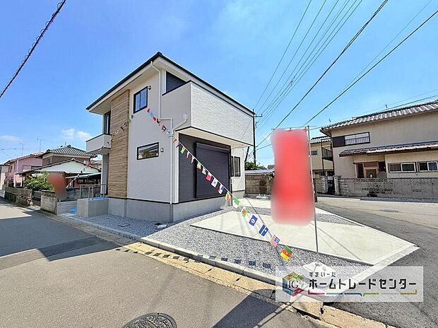 【現地外観写真】それぞれの方角から光が入ってくるため日当たりがよく開放感が得られます。また、人目に付きやすいため、家を開けることが多い家族にとって防犯対策にも有効です。