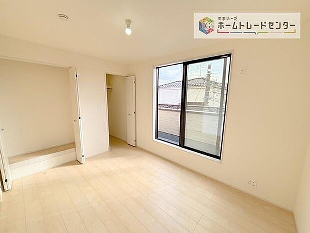 【洋室】３階の居室は日当たりも眺望もよい気持ちの良い空間となっております。２面採光となっておりますので、広く景色を楽しめるのはもちろん、風通しが良く嫌なことがあっても自分のお部屋でリフレッシュできます。