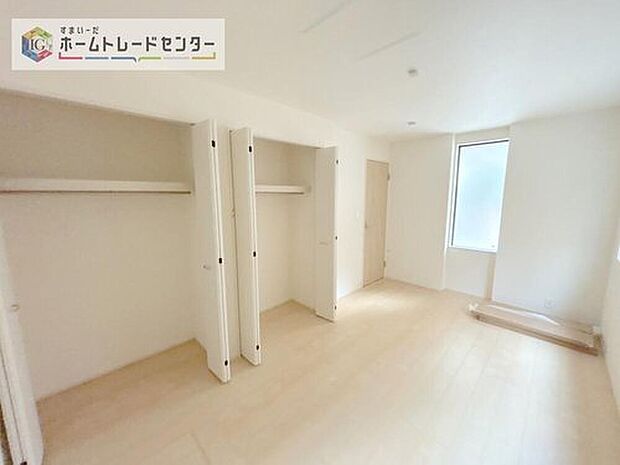 【洋室】各居室に収納を完備しております。収納が豊富な住宅は居室空間がしっかりと使えるので暮らしやすさが断然に上がります。荷物をを気にすることなく家具の配置をお好み通りにできるのも大きな魅力です。