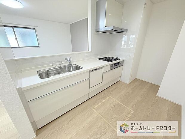 【キッチン】人気の対面式キッチン☆お食事の準備をしながらでもご家族とのコミュニケーションを楽しめます♪スライドタイプの収納を採用してますので、奥までしっかりと収納空間を利用できます。取り出しも簡単に♪