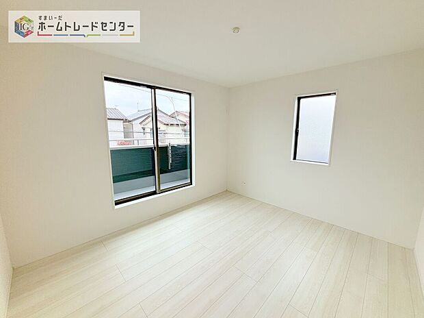 【洋室】主寝室は7帖、お子様がまだ小さいご家庭なら２階のお部屋はここだけでいいかもしれません、もちろんウォークインクローゼットがついておりますので、荷物に悩まされることなく、好きに家具の配置ができます