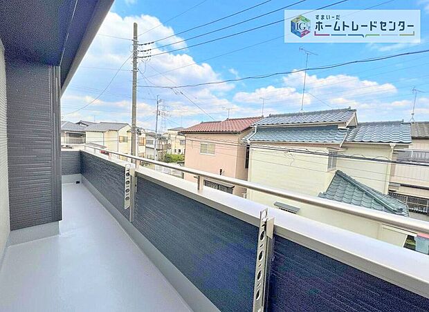 【バルコニー】南面に面したバルコニーはもちろん日当たり良好です。お洗濯物を干していただく際にも楽にできるように奥行きを広くお取りいたしました。明るく、暖かなゆとりあるスペースで快適に家事を行っていただけます。