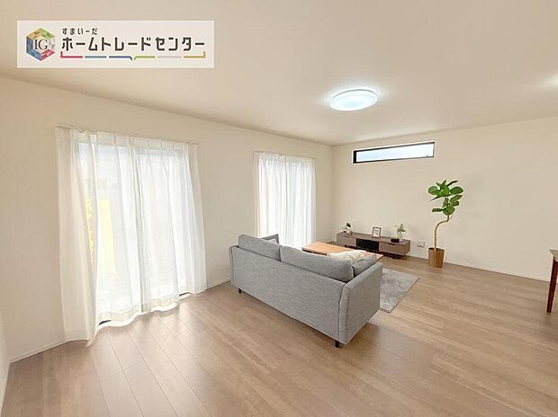 【リビング】広々としたリビングは南側に設けた掃き出し窓からたくさんの陽光を取り入れてくれます。家族が集まる空間ですからやはり明るさと、暖かさは大切です。広さがありますので家具の配置に悩まなくて済むのも良いです。