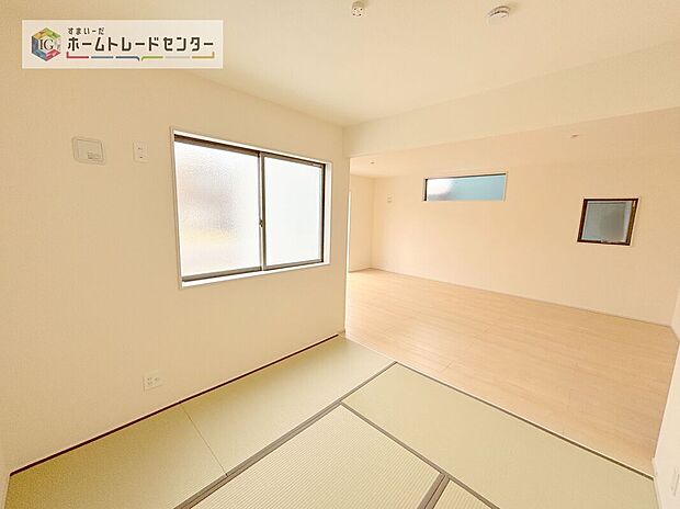 【和室】リビング隣接の和室は、その機能を発揮できるようしっかりとした広さをお取りいたしました。普段は開放スペース、お子様の遊び場、お客様がいらしたとき、ご両親様がお泊りに来た時など、色々と使い道がございます。