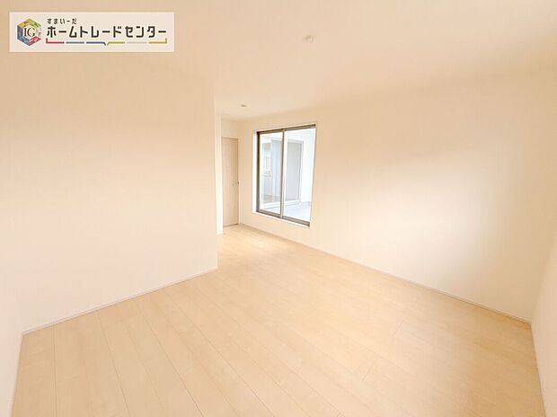 【洋室】主寝室は8帖、お子様がまだ小さいご家庭なら２階のお部屋はここだけでいいかもしれません、もちろんウォークインクローゼットがついておりますので、荷物に悩まされることなく、好きに家具の配置ができます