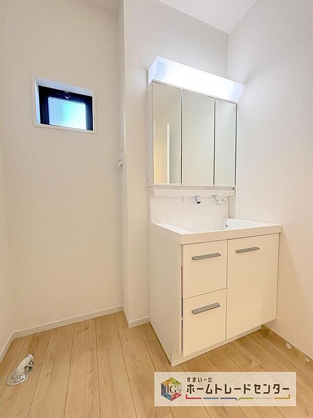 【【洗面台・洗面所】】合わせ鏡が可能な3面鏡です。朝の忙しい時間でもの身だしなみのチェックもここだけで完結できます。もちろん鏡の後ろは充分な収納力を持った収納となっており、視界に入る部分はスッキリと片付きます。