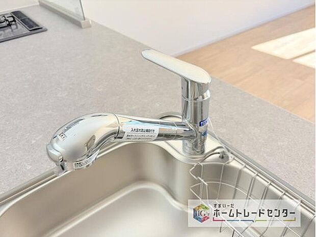 【【浄水器】】浄水カートリッジ内蔵で場所を取らずに見た目もスッキリ。ノズルはシャワーヘッドになっておりお掃除も楽々です。