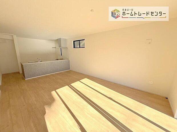 【リビング】対面キッチンの前にダイニングテーブルを置き、手前側がリビングスペースになるかと思います。広く奥行きがありますので、ダイニング、リビングの各スペースの役割をしっかり分けて確保していただけます。