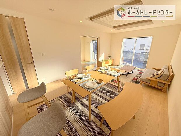 【リビング】広々としたリビングは南側に設けた掃き出し窓からたくさんの陽光を取り入れてくれます。家族が集まる空間ですからやはり明るさと、暖かさは大切です。広さがありますので家具の配置に悩まなくて済むのも良いです。