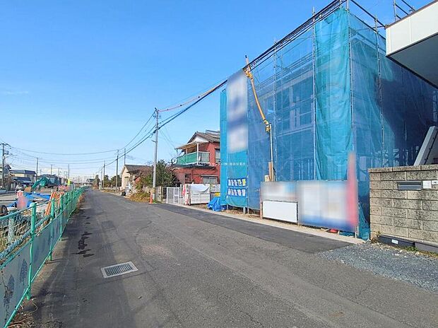 【前面道路含む現地写真】完成してからは見ることのできない、施工方法や構造をしっかりとご確認いただけるのが、建築中の住宅の大きなメリットです。専門知識を持ったスタッフがご説明させていただきます。お気軽にお問い合わせください。