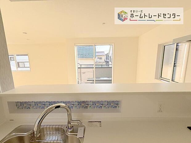 【キッチン】キッチンからリビングの視界です。家事をしていてもしっかりご家族とコミュニケーションをお取りいただけます。お片付けの当番になった方もこれでしっかりと話題の中に入っていけます。