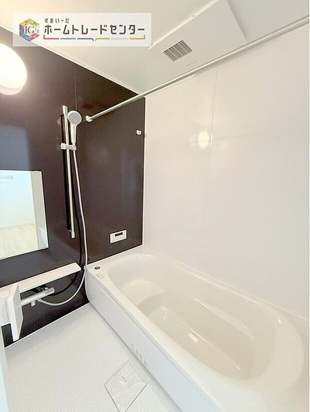 【【浴室】】一坪タイプのユニットバスは、足をしっかりと延ばして一日の疲れを癒すことが可能です。浴室暖房乾燥機も完備しておりますので、カビの心配が無いのはもちろん、雨の日のお洗濯物はお風呂で乾かせます。