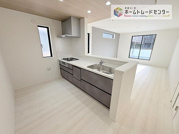 【【システムキッチン】】キッチンからリビングへの視界、動線です。対面キッチンですので、常にご家族が視界に入るのはもちろん、動線を広めにとっておりますので、お料理やお皿を持ちながらすれ違ってもぶつかる心配がありません。