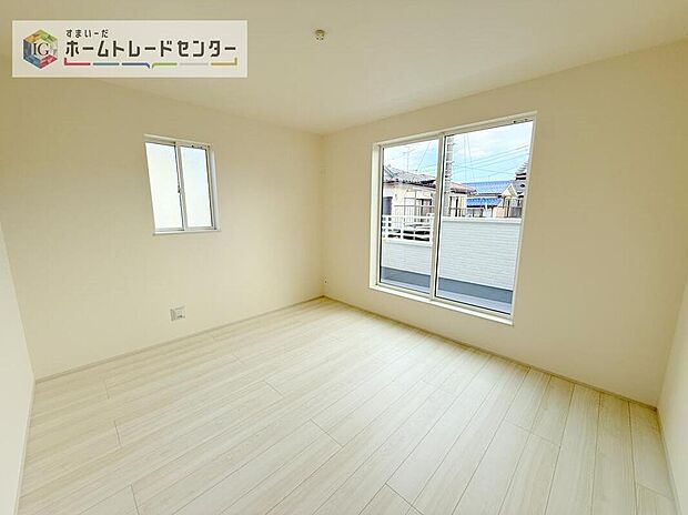 【リビング以外の居室】主寝室は7帖、お子様がまだ小さいご家庭なら２階のお部屋はここだけでいいかもしれません、もちろんウォークインクローゼットがついておりますので、荷物に悩まされることなく、好きに家具の配置ができます