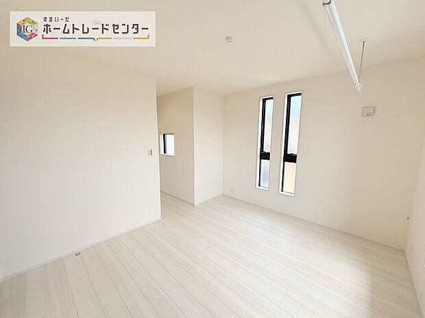 【洋室】主寝室は7帖、お子様がまだ小さいご家庭なら２階のお部屋はここだけでいいかもしれません、もちろんウォークインクローゼットがついておりますので、荷物に悩まされることなく、好きに家具の配置ができます
