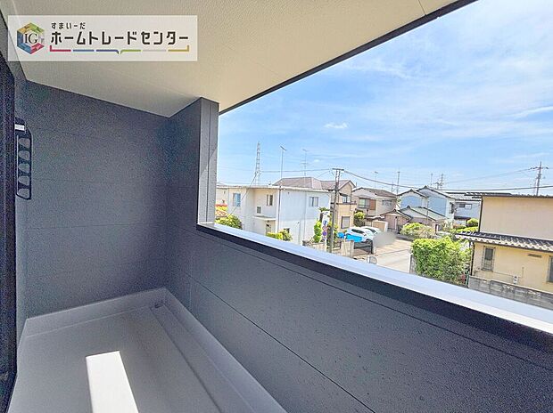 【バルコニー】南面に面したバルコニーはもちろん日当たり良好です。お洗濯物を干していただく際にも楽にできるように奥行きを広くお取りいたしました。明るく、暖かなゆとりあるスペースで快適に家事を行っていただけます。