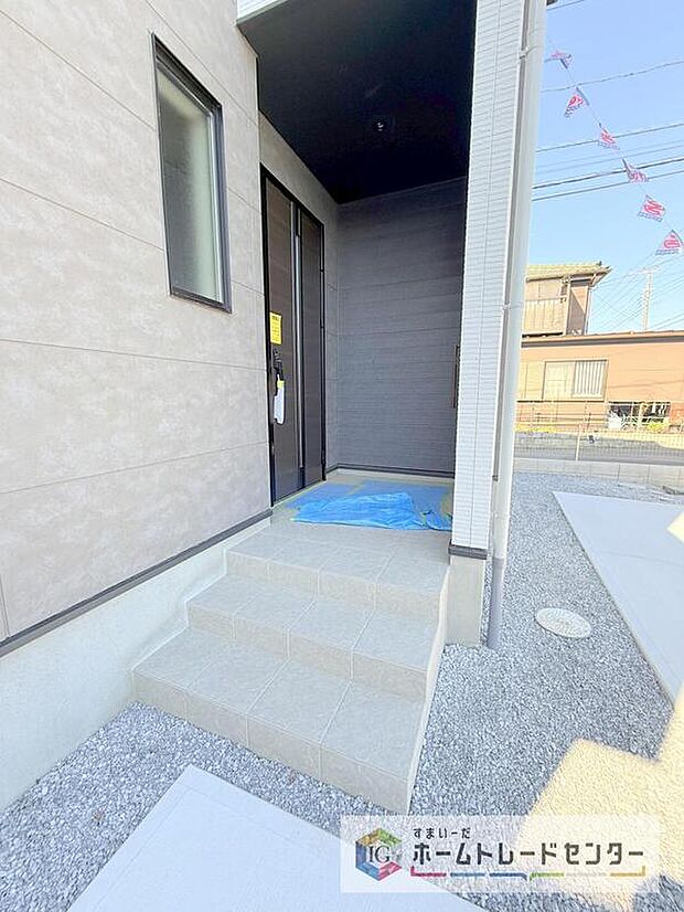 【玄関】駐車場横のアプローチを上がると、木目調の高級感のある玄関ドアがございます。玄関を開けると広々とした空間と収納も目の前に!玄関が広い家は入った瞬間から気持ちが良いです。ぜひご自身で確かめて見て下さい。