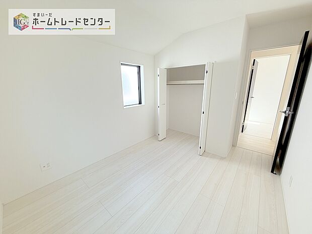 【洋室】各居室に収納を完備しております。収納が豊富な住宅は居室空間がしっかりと使えるので暮らしやすさが断然に上がります。荷物をを気にすることなく家具の配置をお好み通りにできるのも大きな魅力です。