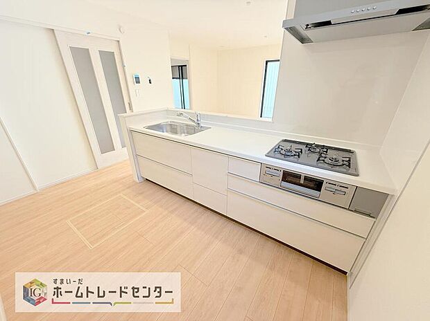 【キッチン】キッチンスペースは家族で作業が出来るよう広めにとりました。みんなで楽しくお料理をすれば、より美味しい食事が創れそうです。そしてお料理好きなお子様が育つかも、もちろん片付けもみんなでできます。