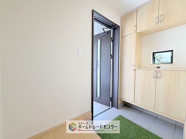 【玄関】天井近くまでの高さがあり、収納力が高いコの字型のシューズボックスです♪ご家族の履物もスッキリできます。間の空間部分は、家族のカギ置き場にして機能的に使ったりと、様々な用途で使用できます。