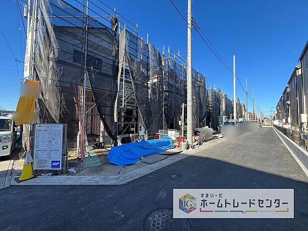 【前面道路含む現地写真】ゆとりある道路幅で、毎日の駐車もスムーズ。家族みんなが安心して出入りできる住環境で、快適な暮らしが始まります。