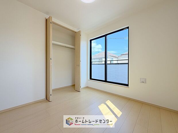 【洋室】収納を完備している居室です。収納が豊富な住宅は居室空間がしっかりと使えるので暮らしやすさが断然に上がります。荷物をを気にすることなく家具の配置をお好み通りにできるのも大きな魅力です。