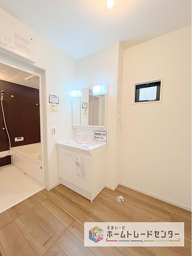 【【洗面台・洗面所】】合わせ鏡が可能な3面鏡です。朝の忙しい時間でもの身だしなみのチェックもここだけで完結できます。もちろん鏡の後ろは充分な収納力を持った収納となっており、視界に入る部分はスッキリと片付きます。