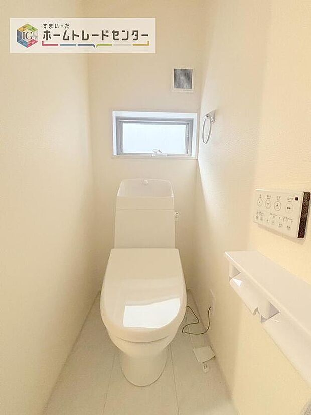 【【トイレ】】暖房機能の付いた便座は冬の寒い日にはあって良かったと本当に思います。もちろん快適で清潔なシャワー機能は標準で備えています。スペースも広くとっているので普段のお掃除もしやすいトイレスペースです。