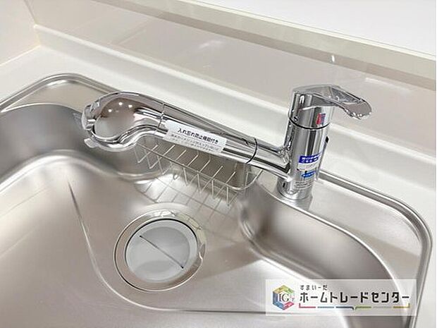 【【浄水器】】浄水カートリッジ内蔵で場所を取らずに見た目もスッキリ。ノズルはシャワーヘッドになっておりお掃除も楽々です。