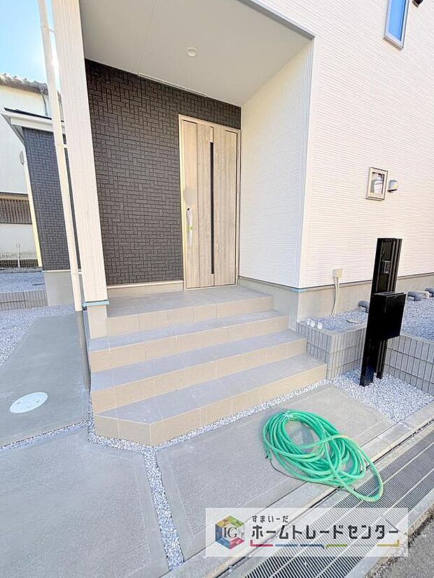 【玄関】駐車場横のアプローチを上がると、木目調の高級感のある玄関ドアがございます。玄関を開けると広々とした空間と収納も目の前に!玄関が広い家は入った瞬間から気持ちが良いです。ぜひご自身で確かめて見て下さい。