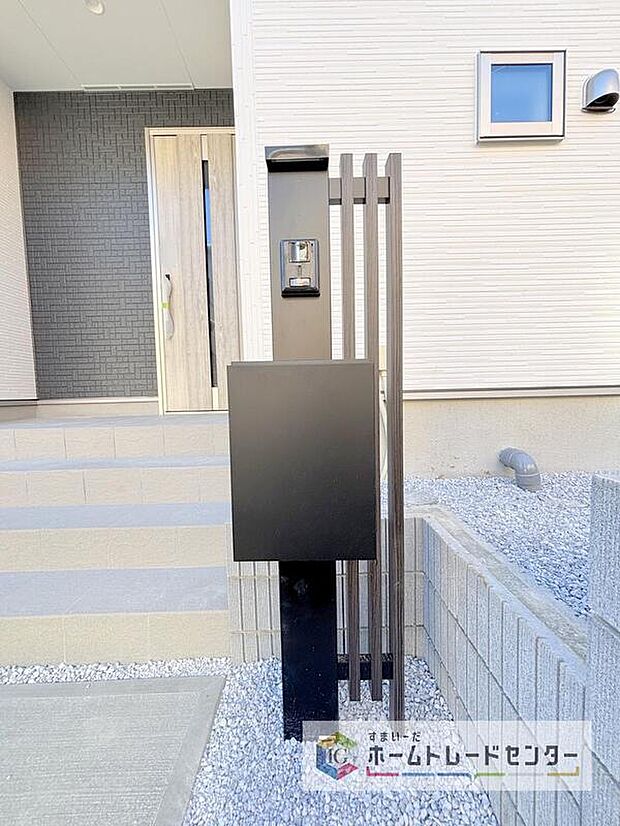 【インターホン一体型のポスト】インターホン一体型のポストです。インターホンはTVモニター付きで録画機能もあり、どのような人が何時に来訪されたのかが分かります。防犯上はもちろん、お届け物などの把握にも便利です。