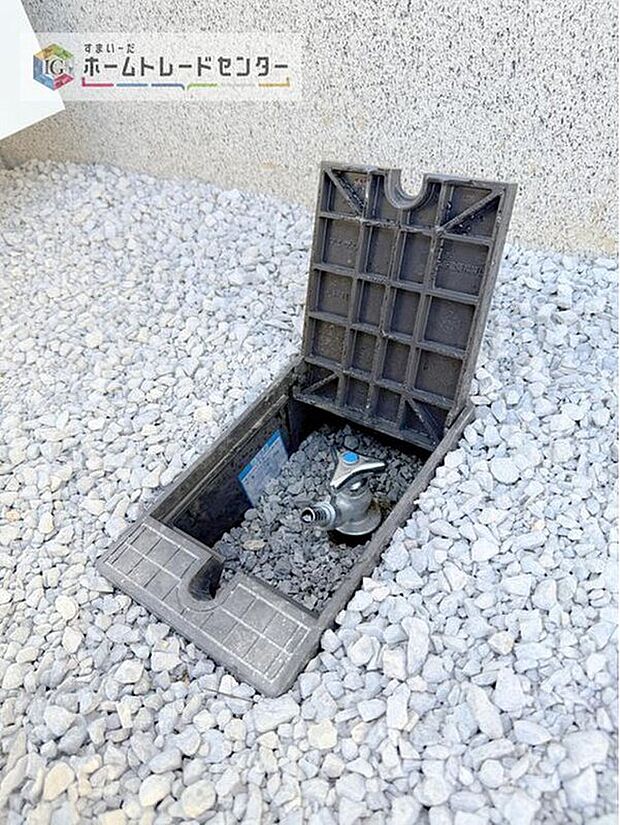 【その他設備】バーベキューなど、お庭でアウトドアを楽しむ方にとっては、外に水栓があれば家の中から水を運び出す手間が省けます。洗車の際にも便利です♪