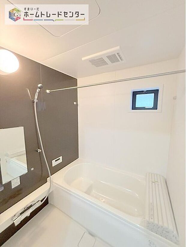 【【浴室】】一坪タイプのユニットバスは、足をしっかりと延ばして一日の疲れを癒すことが可能です。浴室暖房乾燥機も完備しておりますので、カビの心配が無いのはもちろん、雨の日のお洗濯物はお風呂で乾かせます。