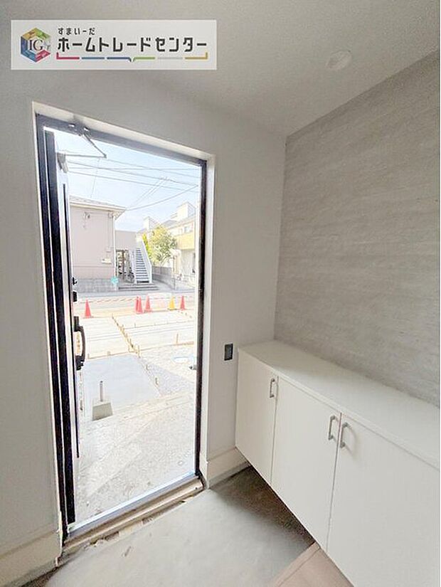 【玄関】シューズボックスはロータイプ、お子様も自分の靴を取り出しやすい高さです。上部に収納が無い分、玄関がよりスッキリ&開放的になります♪収納ボックスの上に小物を飾ることもできます♪