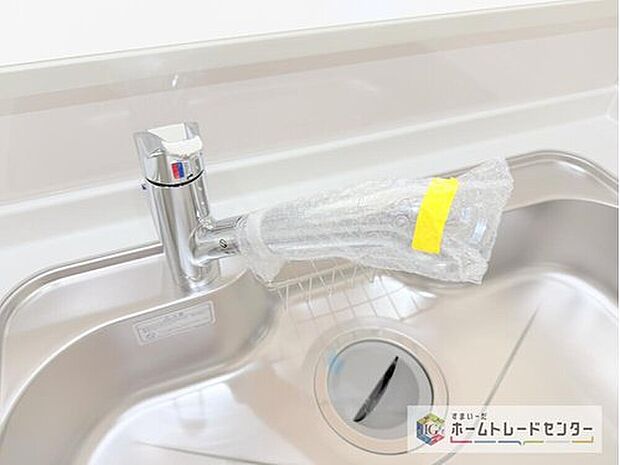 【【浄水器】】浄水カートリッジ内蔵で場所を取らずに見た目もスッキリ。ノズルはシャワーヘッドになっておりお掃除も楽々です。