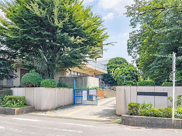 越谷市立大沢北小学校(約320m)