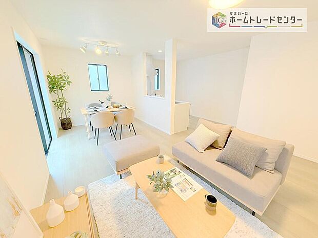 【リビング】対面キッチンの前にダイニングテーブルを置き、手前側がリビングスペースになるかと思います。広く奥行きがありますので、ダイニング、リビングの各スペースの役割をしっかり分けて確保していただけます。