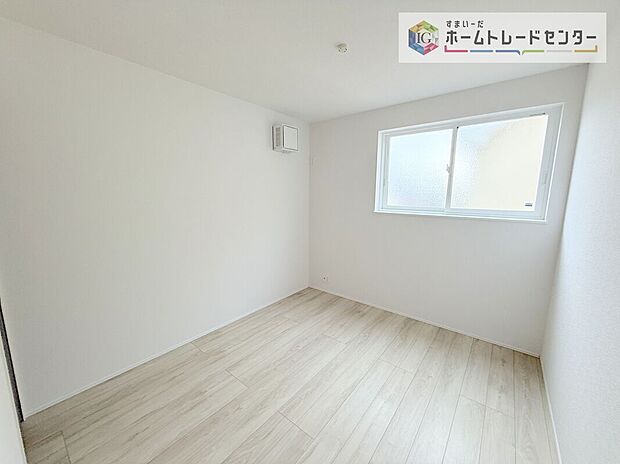 【洋室】実はこのお部屋は、この住戸で一番日当たりの悪い少し暗めのお部屋です。しかし採光をしっかりとっていることもあり、お天気が悪くても昼間に電気を必要とするようなことはありません、充分な明るさです。
