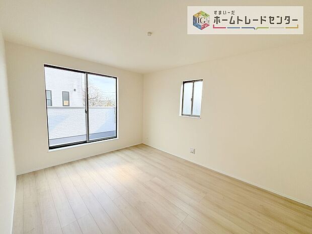 【洋室】2面採光の洋室です。窓からの眺望もよくなり視界が広いので、部屋にいても飽きません、そしてもちろん大切なのは明るさと風通し、明るい日差しと心地よい風で自分のお部屋でくつろげる贅沢をご提供します。

