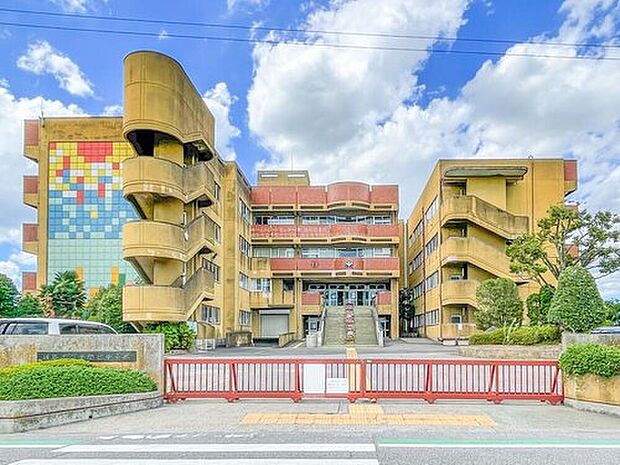 越谷市立千間台中学校(約850m)