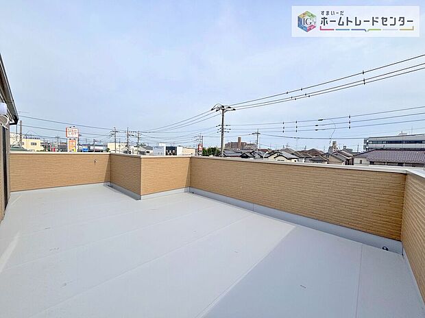 【屋上庭園】この物件の大きな魅力の一つです。南面にある屋上庭園は、もちろん日当たり良好、だからこそ広くとり、洗濯物を干しやすくするとともに、日光浴にもお子様の遊び場にも使える広い空間を確保いたしました。