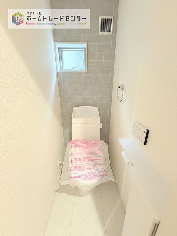 【【トイレ】】暖房機能の付いた便座は冬の寒い日にはあって良かったと本当に思います。もちろん快適で清潔なシャワー機能は標準で備えています。スペースも広くとっているので普段のお掃除もしやすいトイレスペースです。