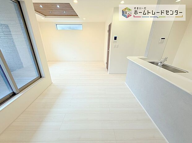 【リビング】日当たりもよく、広々としたリビングです。ゆったりとした家族の時間をお過ごしいただけます。休日はご家族そろって、またはお友達を誘って、明るいリビングで楽しい時間をお過ごしください。